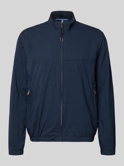 Produktfoto, dunkelblaue Herren Jacke mit Stehkragen Modell 'Calvin' von Brax aus Baumwoll-Mix mit Stretch-Anteil, gerader Schnitt, Reißverschlusstaschen und Reißverschluss; Rückenlänge, Schulterbreite, Brustweite und Ärmellänge in Größe M detailliert im Kontext beschrieben