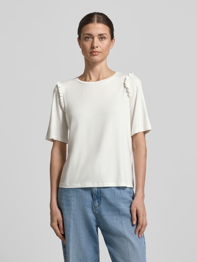 Frauenmodel trägt Regular Fit T-Shirt aus Viskose-Mix mit Rüschenbesatz von More & More, Rundhalsausschnitt, Rückenlänge 55 cm, Ganzkörperansicht von vorne.