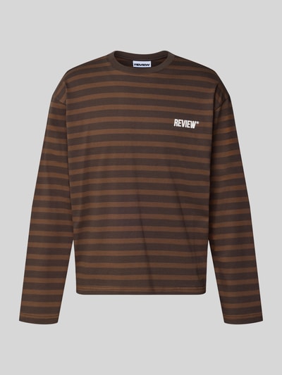 Produktfoto, Gestreiftes Langarmshirt mit Logoprint vorne und hinten von REVIEW, reine Baumwolle, braun-schwarzes Streifenmuster, Regular Fit, Rundhalsausschnitt, Rückenlänge bei Größe M 61 cm