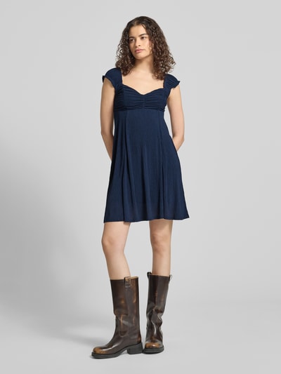 Vrouwenmodel draagt donkerblauwe vrijetijdsjurk met structuurpatroon, model 'HELDA' van ONLY, dames, volledige vooraanzicht.