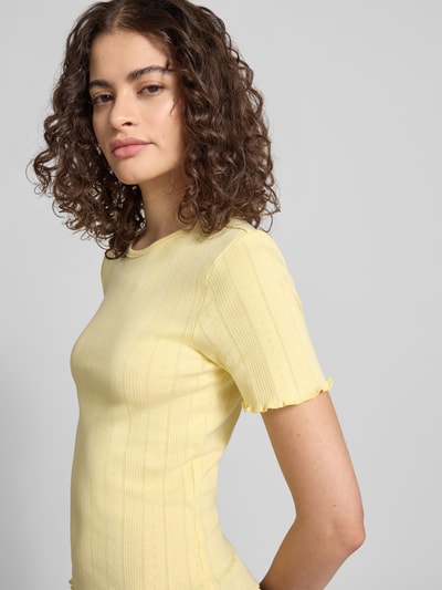 Frauenmodel trägt Slim Fit T-Shirt aus Baumwoll-Mix Modell 'TENNA' von Only, Optik: Unifarben, Rundhals, Kurzarm, Frill-Abschlüsse, Ganzkörperansicht von vorne