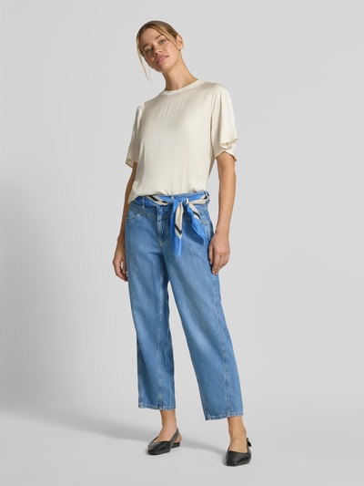 Modelka kobieca ma na sobie Barrel Fit Jeans mit Eingrifftaschen od comma, bawełniano-lyocellowa mieszanka, krój barrel fit, efekt sprania, kieszenie boczne, szerokość w rozmiarze 36: 40 cm, długość wewnętrzna nogawki w rozmiarze 36: 70 cm, pełna sylwetka z przodu.