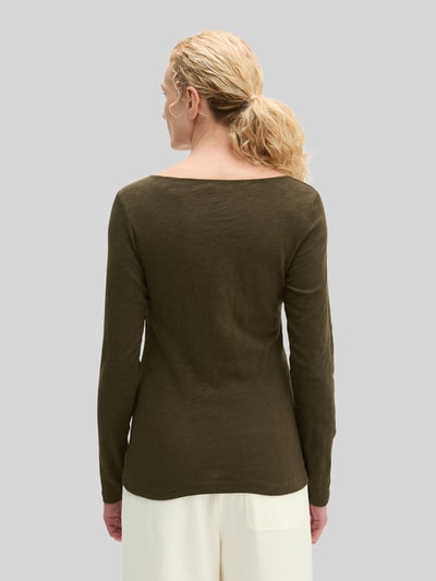 Frauenmodel trägt Regular Fit Langarmshirt aus reiner Baumwolle von Marc O'Polo in Olivgrün, strukturierte Oberfläche, Ganzkörperansicht Rückansicht. Damen Langarmshirt von Marc O'Polo.
