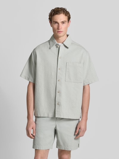 Männermodel trägt Regular Fit Freizeithemd aus Baumwoll-Mix Modell 'LAPOU' von BOSS Orange, unifarben, Kentkragen, Ganzkörperansicht von vorne.