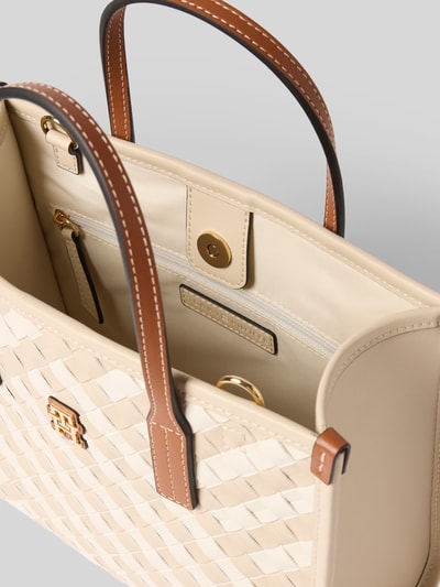 Produktfoto, Henkeltasche mit Weboptik von Tommy Hilfiger w stylu bi-color, zapięcie na magnes, główna przegroda, przegródka zapinana na zamek błyskawiczny, aplikacja z logo, uchwyt, wykończenie materiału tkany.
