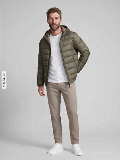 Männermodel trägt Regular Fit Steppjacke mit Storm Cuffs Modell 'BAVENO' von Strellson, unifarben, glänzend, Ganzkörperansicht von vorne, KI-modifiziertes Bild.