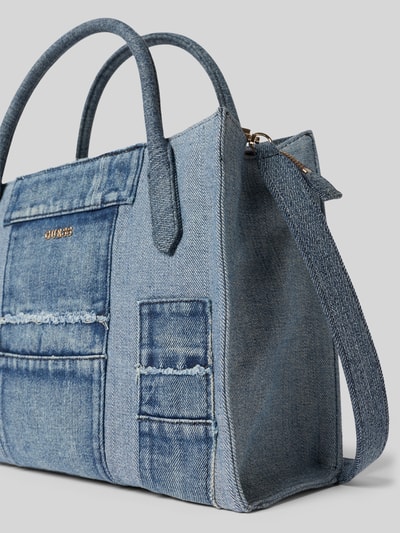 Produktfoto, Tote Bag mit Viskose-Anteil Modell 'Jodi' von Guess in Denim-Optik mit Logo-Detail, Material-Mix, Hauptfach mit Reißverschluss, Schulterriemen und Tragehenkel, Breite 34 cm, Länge 24 cm, Tiefe 11 cm, Länge Schulterriemen 110 cm
