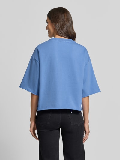 Frauenmodel trägt Cropped Boxy Fit Sweatshirt mit Label-Stitching von Smith and Soul in Blau, Baumwoll-Elasthan-Mix, Ganzkörperansicht Rückansicht.