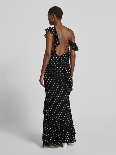 Frauenmodel trägt Maxikleid aus reiner Viskose von Self-Portrait, schwarz mit weißen Punkten, asymmetrisches ärmelloses Design, Rückenausschnitt, figurbetonte Passform, strukturierte Rüschen, Ganzkörperansicht Rückansicht.