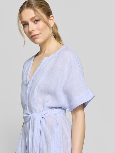 Vrouwenmodel draagt Hemdblusenkleid aus Leinen mit Bindegürtel van Christian Berg Woman Selection, lichtblauw, v-hals, knoopsluiting, riem, pure linnen, midilengte, borstbreedte 45 cm, ruglengte 116 cm, mouwlengte 31 cm, close-up bovenlichaam vooraanzicht