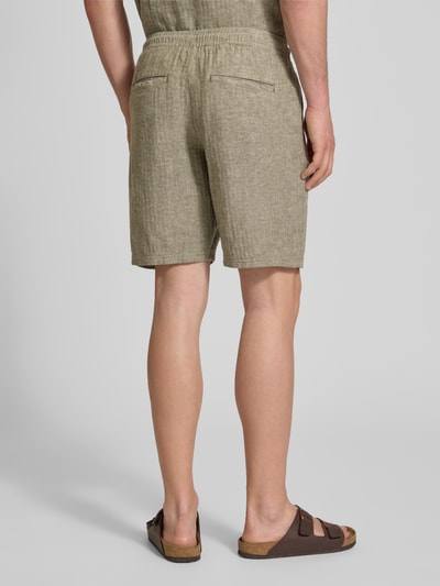 Männermodel trägt Shorts aus Leinen-Baumwoll-Mix Modell 'ORLANDO' von Redefined Rebel Regular-Fit, Rückansicht, beige Struktur.
