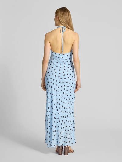 Frauenmodel trägt figurbetontes, hellblaues Cocktailkleid mit schwarzen Punkten und Wasserfall-Ausschnitt, Modell 'Carter' von Forever New, Ganzkörperansicht Rückansicht.