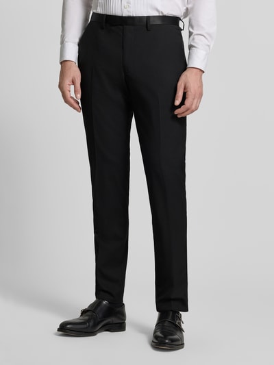 Männermodel trägt Slim Fit Anzughose mit Gesäßtaschen von MCNEAL, schwarzer Material-Mix mit Bügelfalten, Nahaufnahme Oberkörper.