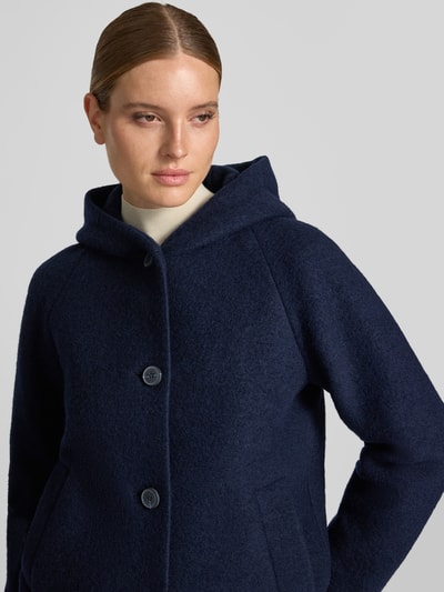 Modelka kobieca ma na sobie Regular Fit Jacke aus Woll-Mix mit Kapuze od FUCHS SCHMITT, granatowa mieszanka wełny, listwa guzikowa, widok z przodu, kurtka: długość tyłu w rozmiarze 36: 66 cm, szerokość ramion: 45 cm, szerokość w klatce piersiowej: 57 cm, długość rękawów: 50 cm, tekstura miękka. Ujęcie: zbliżenie na górną część ciała.