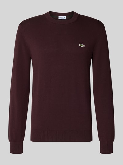 Produktfoto, Regular Fit Pullover aus Baumwoll-Mix von Lacoste in Dunkelrot mit feiner Strickstruktur vor grauem Hintergrund.