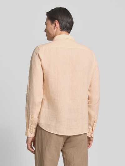 Männermodel trägt Causal Fit Leinenhemd mit Kentkragen Modell 'Mike' von JOOP! Collection, reines Leinen, abgerundeter Saum, Ganzkörperansicht Rückansicht.