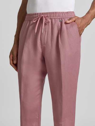 Männermodel trägt Regular Fit Hose aus Leinen-Viskose-Mix Modell 'NEIL' von Antony Morato in Rosa mit elastischem Bund, Nahaufnahme Oberkörper.
