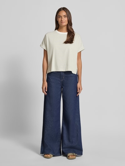 Vrouwenmodel draagt T-shirt met ronde hals model 'Sotel' van OPUS, mix van katoen en elastaan, relaxed fit, mouwen met omslag, ruglengte maat S 55 cm, wit met fijne strepen, eenvoudige structuur, geheelopname van voren.