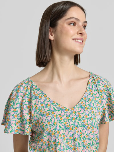 Frauenmodel trägt Minikleid aus Viskose-Mix mit floralem Allover-Print Modell 'Aya' von ICHI in bunten Farben und Kurzärmelig, Nahaufnahme Oberkörper. Kontext: Damen Minikleid, Elastischer Viskose-Mix, Taillierte Passform, Floraler Allover-Print, Kurzärmeliges Design, V-Ausschnitt, Rückenlänge bei Größe 36: 89 cm, Brustweite bei Größe 36: 48 cm, Ärmellänge bei Größe 36: 23 cm.