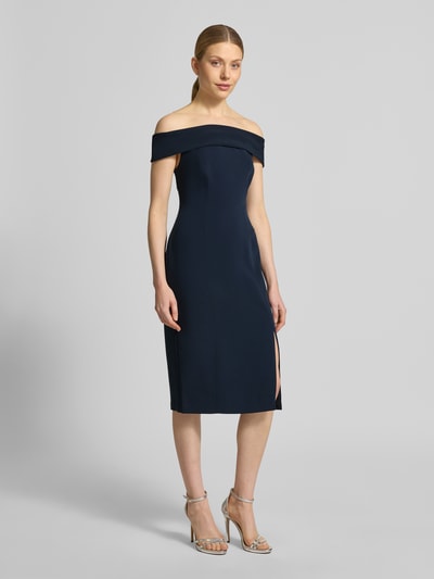 Frauenmodel trägt eng anliegendes Cocktailkleid mit Carmen-Ausschnitt Modell 'WOVEN-BODYCON-DRESSES' von Lauren Ralph Lauren in Dunkelblau, unifarben, knielang, mit Spaghettiträgern, Ganzkörperansicht von vorne.
