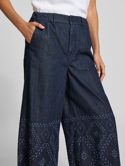 Frauenmodel trägt Wide Leg Jeans aus reiner Baumwolle Modell 'LAMPADA' von Weekend Max Mara in dunklem Baumwoll-Denim, Nahaufnahme Oberkörper, Damen Wide & Loose Fit Jeans von Weekend Max Mara.