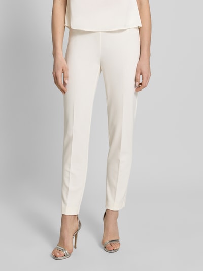 Frauenmodel trägt Hose mit Bügelfalten von Vera Mont in Creme, Regular Fit, elastischer Bund, Material-Mix mit Stretch, Nahaufnahme Oberkörper.