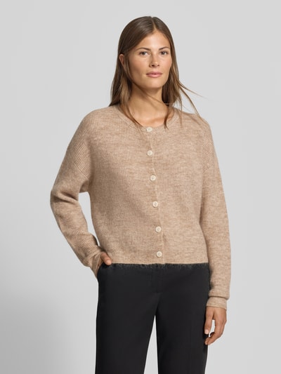 Frauenmodel trägt Regular Fit Cardigan mit Woll-Anteil von MYON in Strick-Optik, beige, mit Rundhalsausschnitt und Knopfleiste, Nahaufnahme Oberkörper. Rücklänge und Ärmellänge bei Größe 36: 52 cm bzw. 55 cm, elastischer Material-Mix.