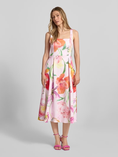 Vrouwenmodel draagt cocktailjurk im allover-look van Lipsy in materiaalmix met stretch, A-lijn, midi-jurk, roze met bloemenprint, ruglengte bij maat 36 100 cm, borstwijdte bij maat 36 34 cm, volledige lichaamsvoorzijde