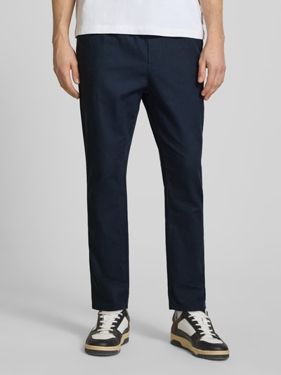 Männermodel trägt Tapered Leinenhose aus Baumwoll-Leinen-Mix Modell 'LINUS' von Only & Sons in Melange-Optik, Ganzkörperansicht von vorne.