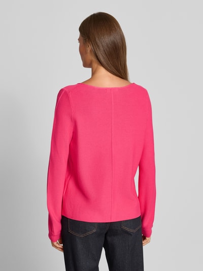 Frauenmodel trägt Pullover aus reiner Baumwolle in Strick-Optik von Christian Berg Woman, kräftiges Pink, Ganzkörperansicht Rückansicht. Kontext: Damen Pullover, körpernahe Passform, Rundhalsausschnitt, Rückenlänge bei Größe S 58 cm, Ärmellänge 66 cm.