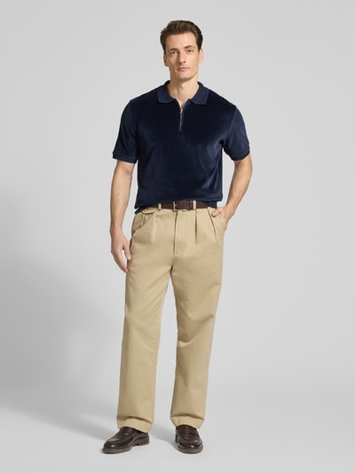 Männermodel trägt Regular Fit Poloshirt mit Reißverschluss Modell 'Francis' von Tiger Of Sweden, dunkelblau, Baumwoll-Mix, Ganzkörperansicht von vorne.