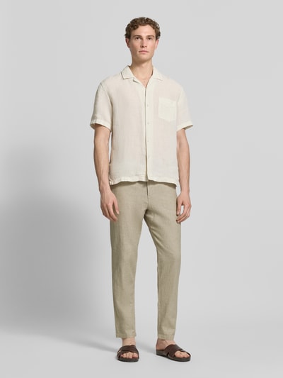 Männermodel trägt Regular Fit Hose aus Baumwoll-Leinen-Mix Modell 'BRODY' von SELECTED HOMME in Unifarben, Ganzkörperansicht von vorne.