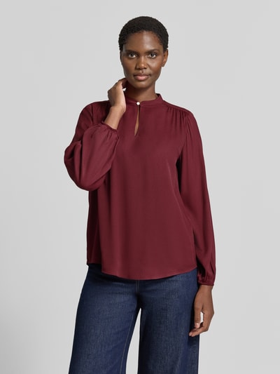 Vrouwenmodel draagt Regular Fit Bluse aus Viskose mit druppelvormige hals en knoopsluiting van MORE, bordeauxrood, ruglengte 64 cm, mouwlengte 65 cm, ganzekörperansicht van voren.