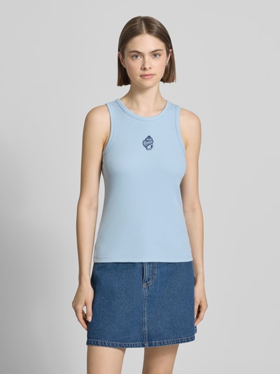 Frauenmodel trägt Slim Fit Top aus Baumwoll-Mix Modell 'MAY' von Pieces, Optik: Unifarben, Motiv-Stitching, U-Ausschnitt, Jersey, Ganzkörperansicht von vorne