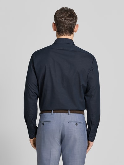 Männermodel trägt Regular Fit Businesshemd aus Baumwoll-Mix Modell 'JOE' von BOSS, Optik:Allover-Muster, Ganzkörperansicht Rückansicht.