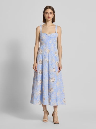 Frauenmodel trägt Corsagenkleid mit Stitchings Modell 'LILAH' von Bardot aus Reine Baumwolle, A-Linie, Midikleid, Ganzkörperansicht von vorne. Rückenlänge bei Größe 36: 105 cm, Brustweite bei Größe 36: 38 cm. Florales Muster in Hellblau und Beige.