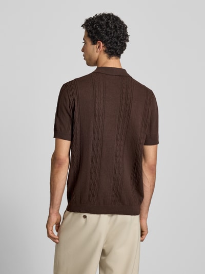 Männermodel trägt Slim Fit Strick-Poloshirt mit Zopfmuster Modell 'Miller' von Redefined Rebel in Braun, Baumwoll-Mix, Ganzkörperansicht Rückansicht.
