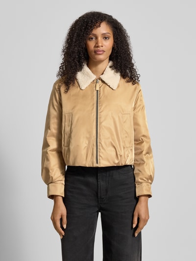 Frauenmodel trägt Daunenjacke mit Eingrifftaschen von Luisa Cerano in Beige, Umlegekragen mit Teddyfell, Relaxed-Fit, Reißverschluss, Ganzkörperansicht von vorne, Damen Daunenjacke mit Daunen-Federn-Füllung, Rückenlänge 55 cm, Schulterbreite 45 cm, Brustweite 63 cm, Ärmellänge 59 cm.