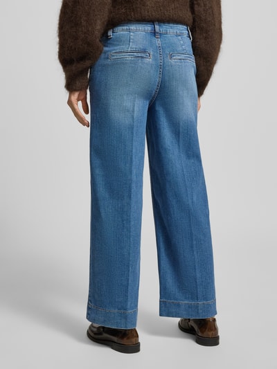 Vrouwenmodel draagt Wide Fit Jeans met steekzakken model 'Komma' van B.Young, blauwe denim, elastische katoenmix, achteraanzicht volledige lengte.