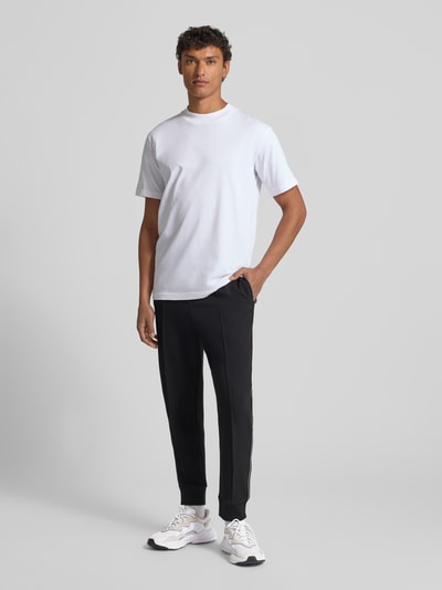 Männermodel trägt Regular Fit Sweatpants aus Baumwoll-Mix Modell 'JOIN HADIKO' von BOSS Green, Optik: Unifarben, Ganzkörperansicht von vorne.
