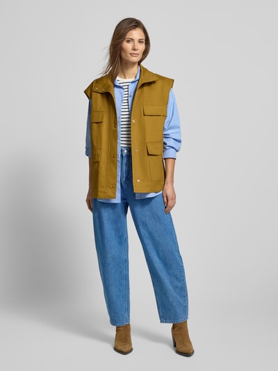 Frauenmodel trägt Barrel-Leg-Fit Jeans - curated by Tinvcb von SIC in Blau, lockerer Barrel Fit, mit Eingrifftaschen, Jeansstoff, Ganzkörperansicht von vorne.