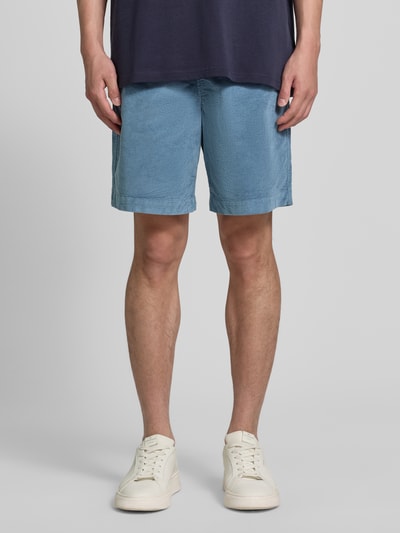 Männermodel trägt Regular Fit Sweatshorts aus Baumwoll-Mix von SELECTED HOMME in Optik: Unifarben, Cord, mit Tunnelzug, elastischem Bundabschluss, Gesäßtasche und seitlichen Eingrifftaschen, Materialverarbeitung: Cord, Material: Baumwoll-Mix, Ganzkörperansicht von vorne.