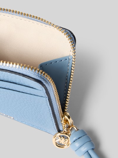 Produktfoto, Portemonnaie mit Logo-Applikation Modell 'Jet Set' von MICHAEL Michael Kors in Hellblau mit Struktur, Hauptfach mit Reißverschluss, Steckfächer, Detailaufnahme.