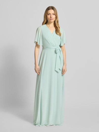 Vrouwenmodel draagt Regular Fit Abendkleid mit V-Ausschnitt van Christian Berg Cocktail, mintgroen, tailleband, voering, voorkant volledig lichaamsaanzicht