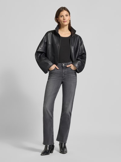 Frauenmodel trägt Flared Fit High Rise Jeans aus Baumwoll-Mix Modell 'KIRUNA' von Marc O'Polo in dunkler Denim-Optik, Ganzkörperansicht von vorne