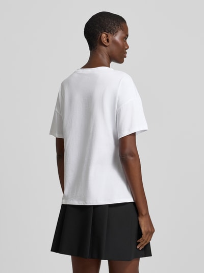 Frauenmodel trägt Regular Fit T-Shirt mit Ziersteinbesatz von Liu Jo White, weiße Reine Baumwolle, Rundhalsausschnitt, Rückenlänge 59 cm, Ganzkörperansicht Rückansicht.