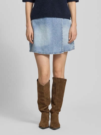 Frauenmodel trägt Hosenrock mit Gesäßtaschen von ARMANI EXCHANGE aus hellblauem Baumwoll-Mix mit Stretch-Anteil, Gerader-Schnitt, Minirock, Knopfverschluss, Bundweite bei Größe 36: 38 cm, Gesamtlänge bei Größe 36: 39 cm, Ganzkörperansicht von vorne.