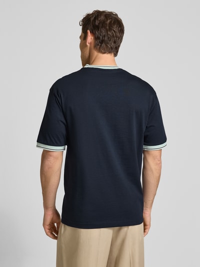 Männermodel trägt Regular Fit T-Shirt aus reiner Baumwolle Modell 'TE_BLOCKS' von BOSS Orange in Dunkelblau, Jersey, Ganzkörperansicht Rückansicht.