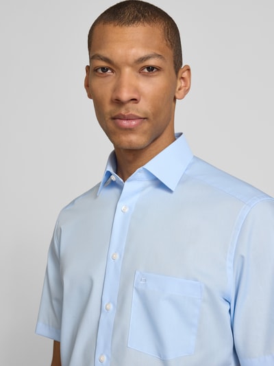 Männermodel trägt Regular Fit Freizeithemd mit Kentkragen von OLYMP in Hellblau, Reine Baumwolle, durchgängige Knopfleiste, Kurzärmelig, Nahaufnahme Oberkörper. Rückenlänge 80 cm, Schulterbreite 49 cm, Ärmellänge 27 cm bei Größe 40.
