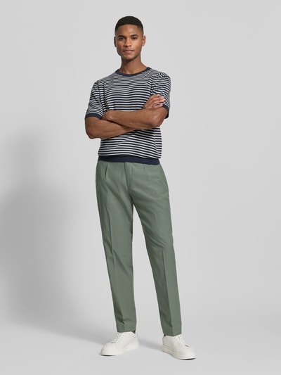 Męski model nosi Regular Fit Hose mit Bügelfalten Modell 'LUIS' od Antony Morato, zielony Lyocell-Baumwoll-Mix, przód, cała sylwetka